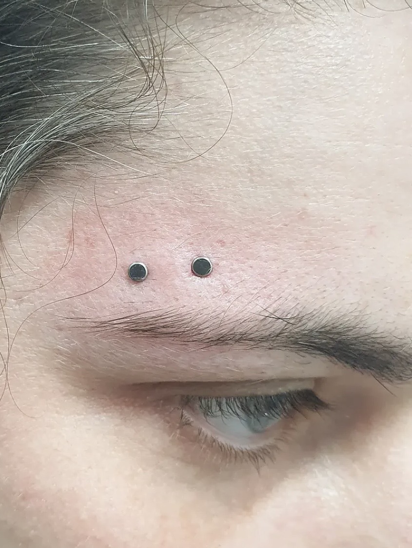 Bridge noir au-dessus du sourcil