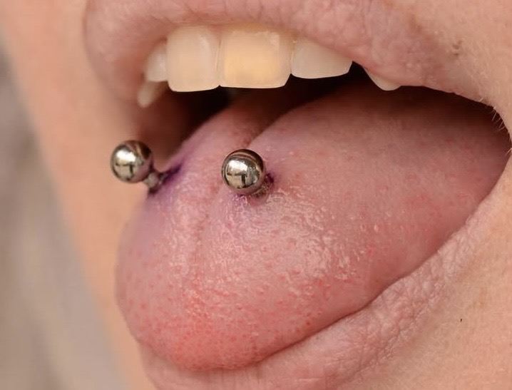 Langue percée avec barbell
